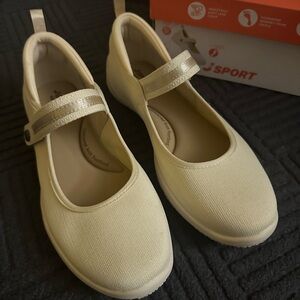 New Jsport Womens Shoes Beige Mary Jane Memory Foam Contoured Arch
Lightweight s